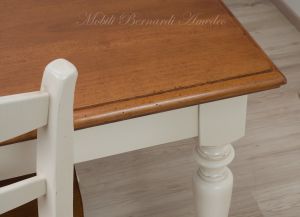 Tavolo massiccio stile country con piano in noce nazionale e gambe tornite colore bianco anticato
