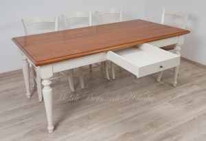 Tavolo massiccio stile country con piano in noce nazionale e gambe tornite colore bianco anticato