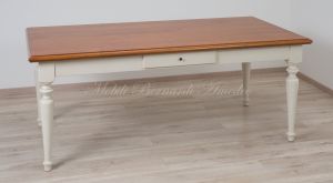 Tavolo massiccio stile country con piano in noce nazionale e gambe tornite colore bianco anticato