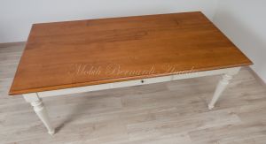 Tavolo massiccio stile country con piano in noce nazionale e gambe tornite colore bianco anticato