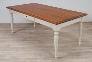 Tavolo massiccio stile country con piano in noce nazionale e gambe tornite colore bianco anticato