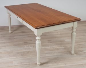 Tavolo massiccio stile country con piano in noce nazionale e gambe tornite colore bianco anticato