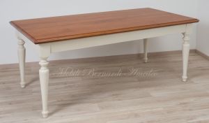 Tavolo massiccio stile country con piano in noce nazionale e gambe tornite colore bianco anticato
