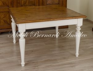 Tavolo massiccio in stile rustico country con gambe tornite e finitura bicolore bianco e tinta legno