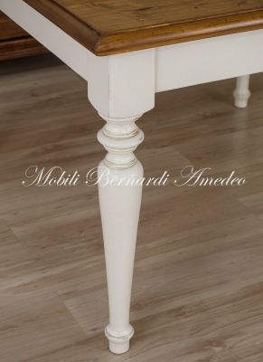 Tavolo massiccio in stile rustico country con gambe tornite e finitura bicolore bianco e tinta legno