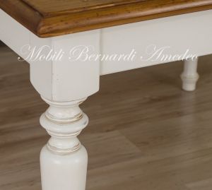 Tavolo massiccio in stile rustico country con gambe tornite e finitura bicolore bianco e tinta legno