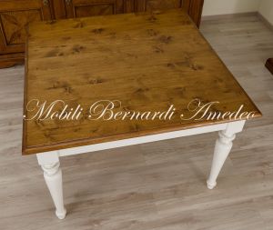Tavolo massiccio in stile rustico country con gambe tornite e finitura bicolore bianco e tinta legno