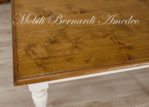 Tavolo massiccio in stile rustico country con gambe tornite e finitura bicolore bianco e tinta legno