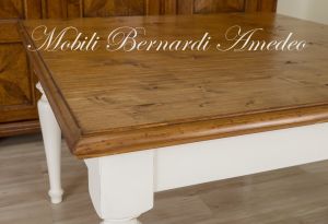 Tavolo massiccio in stile rustico country con gambe tornite e finitura bicolore bianco e tinta legno