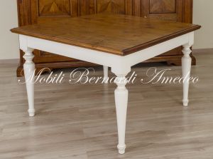 Tavolo massiccio in stile rustico country con gambe tornite e finitura bicolore bianco e tinta legno