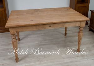 Tavolo massiccio stile rustico realizzato artigianalmente con dimensioni e finiture personalizzate