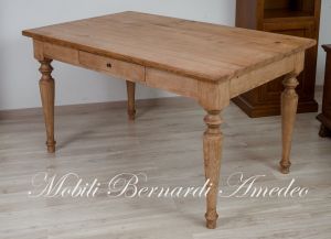 Tavolo massiccio stile rustico realizzato artigianalmente con dimensioni e finiture personalizzate