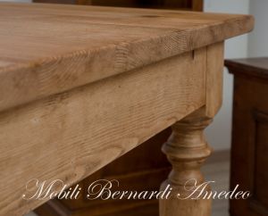 Tavolo massiccio stile rustico realizzato artigianalmente con dimensioni e finiture personalizzate