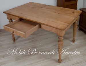 Tavolo massiccio stile rustico realizzato artigianalmente con dimensioni e finiture personalizzate