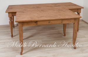 Tavolo rettangolare in legno massiccio da cucina con finitura piallata e spazzolata stile country rustico
