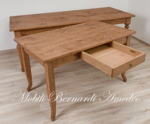 Tavolo rettangolare in legno massiccio da cucina con finitura piallata e spazzolata stile country rustico