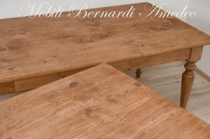 Tavolo rettangolare in legno massiccio da cucina con finitura piallata e spazzolata stile country rustico