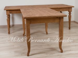 Tavolo rettangolare in legno massiccio da cucina con finitura piallata e spazzolata stile country rustico