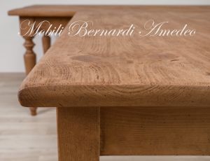 Tavolo rettangolare in legno massiccio da cucina con finitura piallata e spazzolata stile country rustico