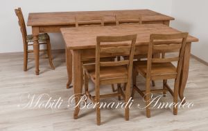 Tavolo rettangolare in legno massiccio da cucina con finitura piallata e spazzolata stile country rustico