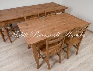 Tavolo rettangolare in legno massiccio da cucina con finitura piallata e spazzolata stile country rustico