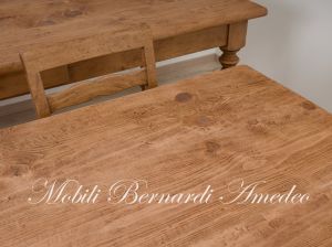 Tavolo rettangolare in legno massiccio da cucina con finitura piallata e spazzolata stile country rustico