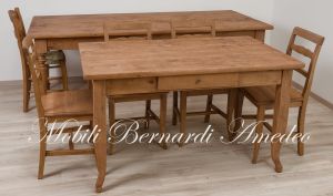 Tavolo rettangolare in legno massiccio da cucina con finitura piallata e spazzolata stile country rustico