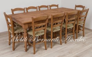 Tavolo realizzato in legno massiccio di abete con gambe tornite e lunghezza oltre 2 metri