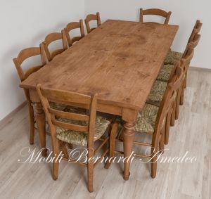 Tavolo realizzato in legno massiccio di abete con gambe tornite e lunghezza oltre 2 metri