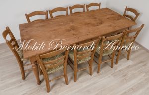 Tavolo realizzato in legno massiccio di abete con gambe tornite e lunghezza oltre 2 metri