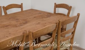 Tavolo realizzato in legno massiccio di abete con gambe tornite e lunghezza oltre 2 metri