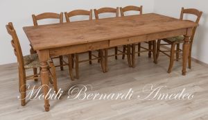Tavolo realizzato in legno massiccio di abete con gambe tornite e lunghezza oltre 2 metri