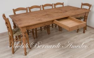 Tavolo realizzato in legno massiccio di abete con gambe tornite e lunghezza oltre 2 metri