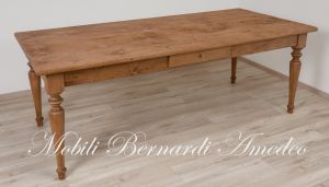 Tavolo realizzato in legno massiccio di abete con gambe tornite e lunghezza oltre 2 metri