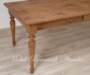 Tavolo realizzato in legno massiccio di abete con gambe tornite e lunghezza oltre 2 metri