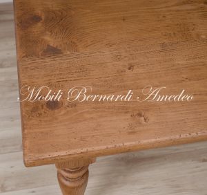 Tavolo realizzato in legno massiccio di abete con gambe tornite e lunghezza oltre 2 metri