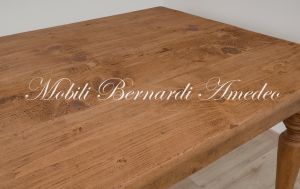 Tavolo realizzato in legno massiccio di abete con gambe tornite e lunghezza oltre 2 metri