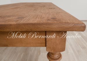 Tavolo realizzato in legno massiccio di abete con gambe tornite e lunghezza oltre 2 metri