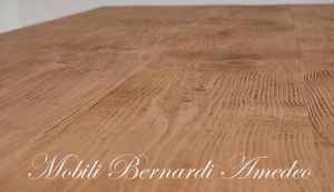 Tavolo realizzato in legno massiccio di abete con gambe tornite e lunghezza oltre 2 metri