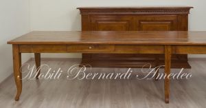 Tavolone massiccio in legno anticato stile country rustico realizzato su misura con tecniche tradizionali