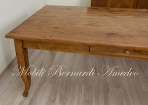 Tavolone massiccio in legno anticato stile country rustico realizzato su misura con tecniche tradizionali