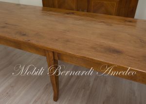 Tavolone massiccio in legno anticato stile country rustico realizzato su misura con tecniche tradizionali