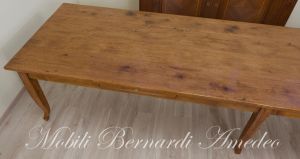 Tavolone massiccio in legno anticato stile country rustico realizzato su misura con tecniche tradizionali