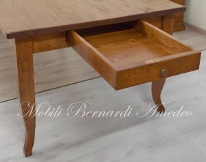 Tavolone massiccio in legno anticato stile country rustico realizzato su misura con tecniche tradizionali