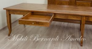 Tavolone massiccio in legno anticato stile country rustico realizzato su misura con tecniche tradizionali