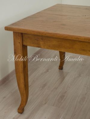 Tavolone massiccio in legno anticato stile country rustico realizzato su misura con tecniche tradizionali