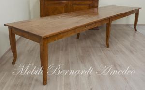 Tavolone massiccio in legno anticato stile country rustico realizzato su misura con tecniche tradizionali