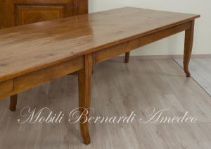 Tavolone massiccio in legno anticato stile country rustico realizzato su misura con tecniche tradizionali