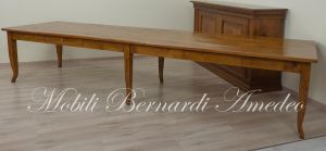 Tavolone massiccio in legno anticato stile country rustico realizzato su misura con tecniche tradizionali