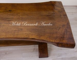 Tavolo in legno massello formato da una sola asse in noce nazionale